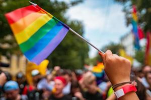 hand håll en Gay HBTQ flagga på HBTQ Gay stolthet parad festival foto