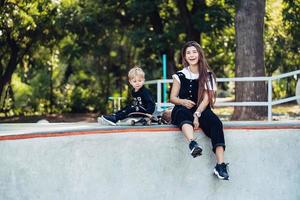 skön ung hipster mamma och liten son på de skatepark foto