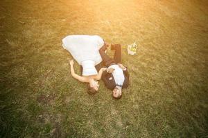 bröllop par liggande på de gräs foto