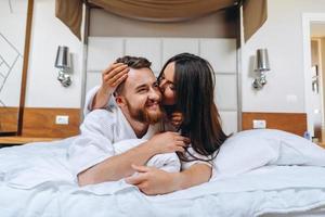 bild som visar Lycklig par vilar i hotell rum foto