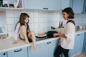 Lycklig familj laga mat tillsammans i de kök foto