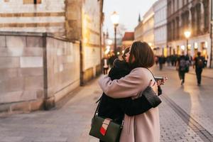 närbild Foto av två emotionell kvinna vänner kramas varje Övrig