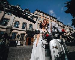 brud och brudgum på årgång motor skoter foto