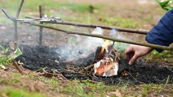 man framställning en brand i de skog foto