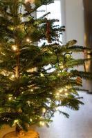 jul träd dekorerad med pepparkaka småkakor och krans foto