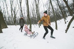 pappa och mamma med en liten dotter i de parkera foto