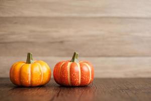 orange pumpa på tabell med kopia Plats för baner bakgrund. Lycklig halloween dag, Hej oktober, falla höst säsong, festlig, fest och Semester begrepp foto