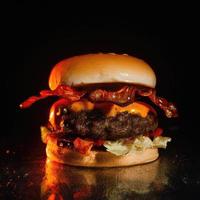amerikan hamburgare produkt skott, svart bokeh bakgrund premie Foto