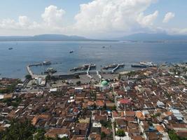 antenn se av hamn i banyuwangi indonesien med färja i bali hav foto