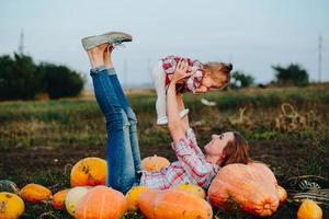 mor och dotter lögn mellan pumpor foto