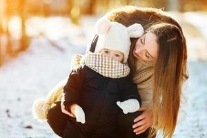 mor och dotter i de snöig landsbygden foto