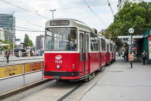 Wien, Österrike, 2014. röd spårvagn på en station i wien foto