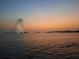 skön solnedgång på jeddah, corniche. de jeddah corniche, också känd som de jeddah vid vattnet, är en kust område av de stad av jeddah, saudi arabien. belägen längs de röd hav. foto