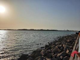 skön solnedgång på jeddah, corniche. de jeddah corniche, också känd som de jeddah vid vattnet, är en kust område av de stad av jeddah, saudi arabien. belägen längs de röd hav. foto