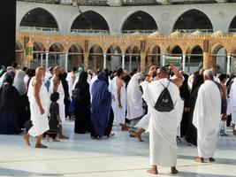 mecka, saudi Arabien, sep 2022 - pilgrimer från Allt över de värld är utför tawaf i masjid al haram i mecka. foto