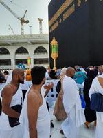 mecka, saudi Arabien, sep 2022 - pilgrimer från Allt över de värld är utför tawaf i masjid al haram i mecka. foto