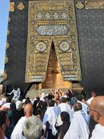 mecka, saudi Arabien, sep 2022 - en stor siffra av pilgrimer nära de dörr av de kaaba i masjid al-haram, mecka. foto