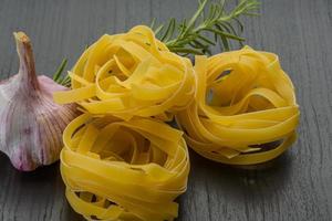 tagliatelle på trä- bakgrund foto