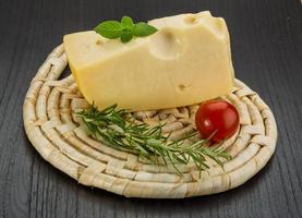 maasdam ost på trä- styrelse och trä- bakgrund foto
