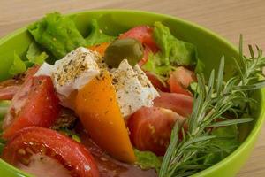 grekisk sallad i en skål foto