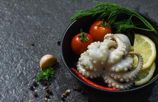 bläckfisk matlagning panorera skaldjur tallrik bläckfisk med örter och kryddor chili tomat citron- vitlök och dill foto