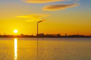 skön färgrik gyllene solnedgång norr hav kust bremerhaven till nordenham. foto