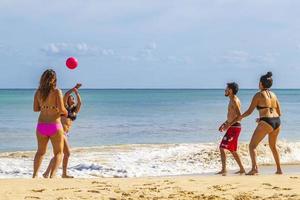 playa del carmen quintana roo mexico 2021 människor spela volleyboll på strand 88 playa del carmen Mexiko. foto