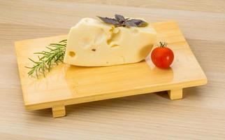maasdam ost på trä- styrelse och trä- bakgrund foto