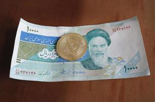 20 juni 2022 - teheran, iran - en skinande bitcoin på en 1000 rial sedel foto