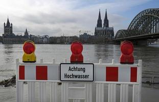 extrem väder - varning tecken i tysk på de ingång till en översvämmad fotgängare zon i Köln, Tyskland foto