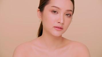 skön ansikte av asiatisk ung kvinna med naturlig hud. porträtt av attraktiv flicka med mjuk smink och perfekt skön hud. foto