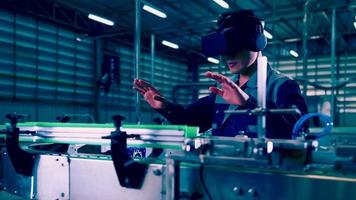 ingenjör är använder sig av virtuell verklighet glasögon till inspektera de fabrikens mekanisk kontrollera systemet. foto