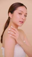 skön ansikte av asiatisk ung kvinna med naturlig hud. porträtt av attraktiv flicka med mjuk smink och perfekt skön hud. foto