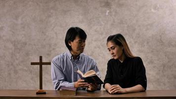 ung missionär är ger bibel råd till ung kvinna i kyrka. foto