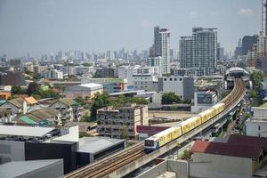 punnawithi station, Bangkok, thailand - Maj 2022 infrastruktur av bts skytrain i sukhumvit linje med stad byggnad runt om område. Foto från antenn se på Sann digital parkera byggnad.