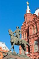 Moskva, Ryssland, 2013 - ryttare staty av marskalk zhukov i främre av de stat historisk museum i Moskva, ryssland foto