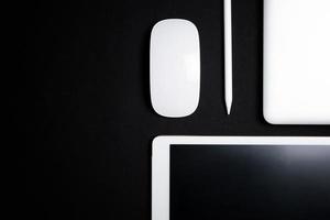 cyber måndag försäljning fri Plats för text med mus, bärbar dator, hård dirve och gåva låda på svart bakgrund. foto
