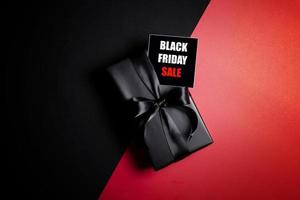 topp se av svart fredag försäljning text med svart gåva låda isolerat på svart bakgrund. foto