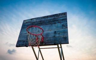 gammal ryggstöd basketboll ring på himmel solnedgång bakgrund foto