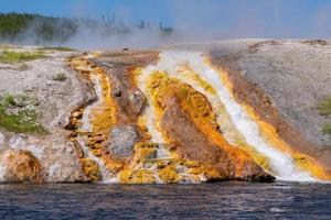 avrinning från träull gejser till eldhål flod på halvvägs gejser handfat i yellowstone nationell parkera. foto