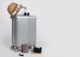 resa bagage med pass, kamera, hatt, flygplan leksak och smartphone isolerat på vit bakgrund med kopia Plats, resa begrepp bakgrund foto