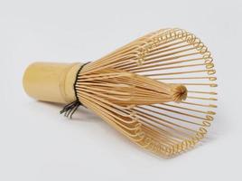 japansk tråd vispa tillverkad förbi bambu på vit bakgrund foto