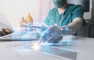 medicin läkare och stetoskop rörande ikon medicinsk nätverksanslutning med modernt gränssnitt på digital surfplatta i sjukhusbakgrund. medicinsk teknik nätverkskoncept foto