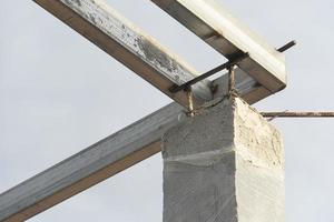 stål tak strukturera ansluten till de strukturera av cement kolumner. under de himmel. foto