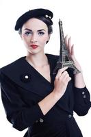 skön ung kvinna med paris symbol eiffel torn foto