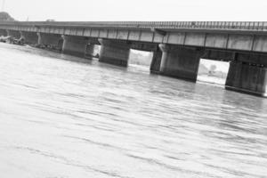 ganga som sett i garh mukteshwar, uttar Pradesh, Indien, ganga är trodde till vara de helgligaste flod för hinduiska, se av garh ganga brij ghat som är känd religiös plats för hindu - svart och vit foto