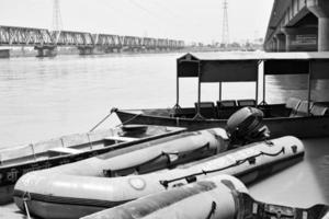 ganga som sett i garh mukteshwar, uttar Pradesh, Indien, ganga är trodde till vara de helgligaste flod för hinduiska, se av garh ganga brij ghat som är känd religiös plats för hindu - svart och vit foto