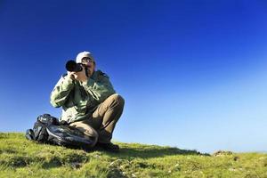 natur fotograf med digital kamera foto