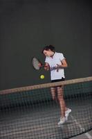 spelar tennis inomhus foto