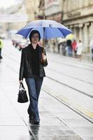 kvinna på gata med paraply foto